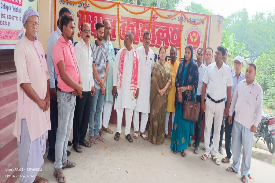 उद्घाटन समारोह में उपस्थित लोग